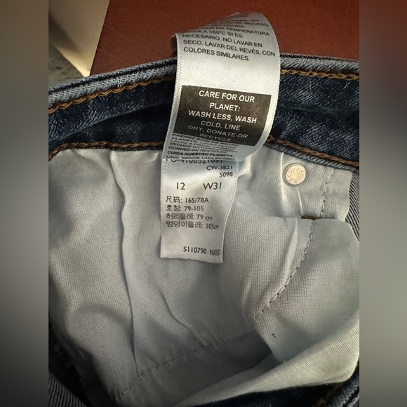 Distressed crop Denizen from Levi’s jeans. Dark color blue. Women’s size 12. - Picture 4 of 5